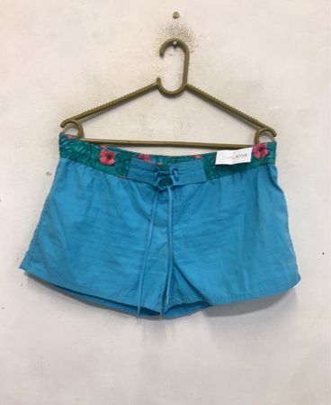 Blaue Badeshorts mit floral bedrucktem Bund und Tasche
