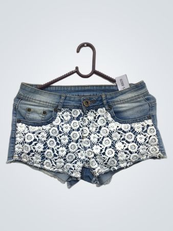 Denim-Shorts mit weißen Spitze-Details