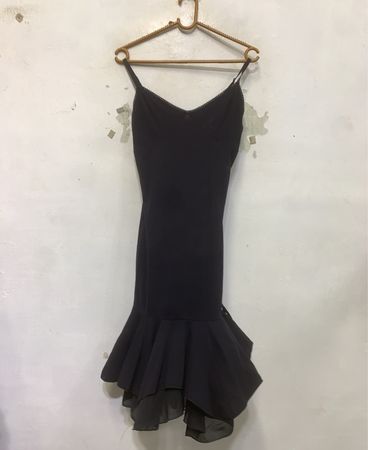 Schwarzes Slipkleid mit Rüschensaum