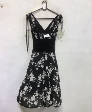 BAY Schwarzes Floral-Print V-Ausschnitt Kleid mit geraffter Taille