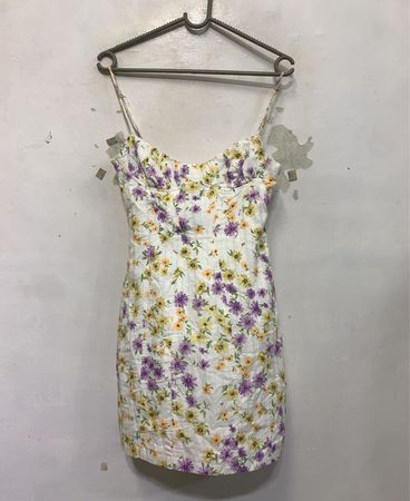 Weißes Blumenmuster-Minikleid