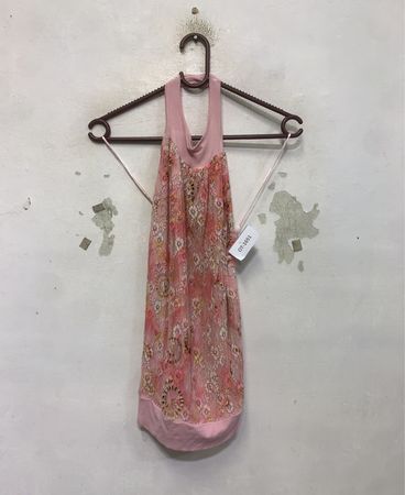Rosa Blumenkleid mit Halsband