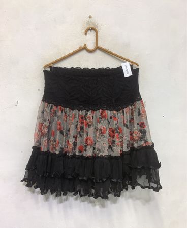 Schwarzer Spitzen- und Blumen-Rüschensrock