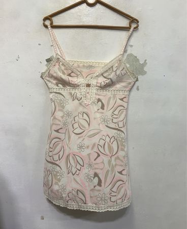 Blumenmuster-Spanndress mit Spitzenbesatz