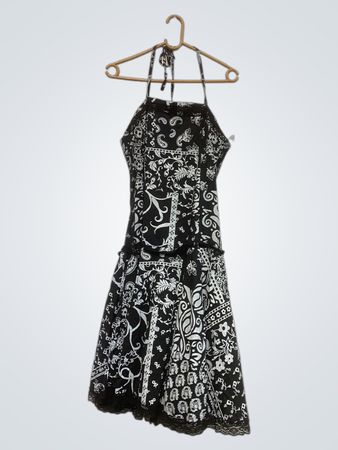 Schwarz-weißer gemusterter Neckholderkleid mit Spitzenbesatz