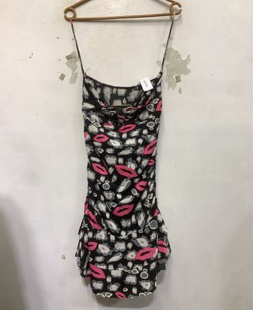 Schwarzes Slipkleid mit pinken Lippen und Leopardenmuster