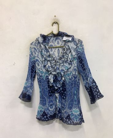 Blau-weiße Blumenrüschbluse