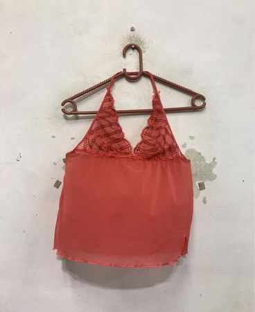 Korallenfarbene Trägerbluse mit Spitzendetails