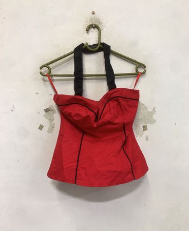 Rotes Neckholder-Top