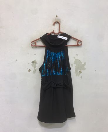 Schwarzes ärmelloses Top mit blauen Pailletten