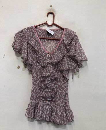 Durchsichtige Bluse mit Rüsche und Punktemuster