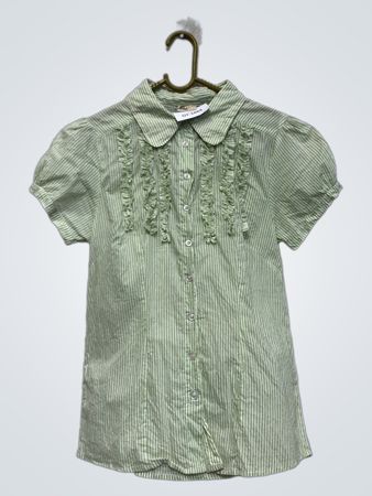 Lässiges Kleidungsstück Grünes gestreiftes Rüschenshirt mit kurzen Ärmeln