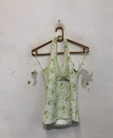 Grünes florales Halterneck-Top