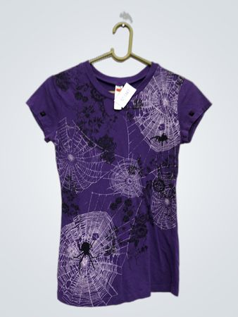 Lila T-Shirt mit Spinnennetz und Spinnen Grafik