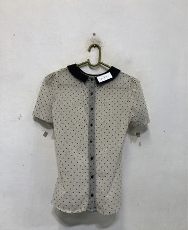Durchsichtige Bluse mit Punkten und schwarzem Kragen und Knöpfen