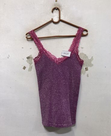Lila glitzerndes Spitzen-Cami mit Spitzenbesatz
