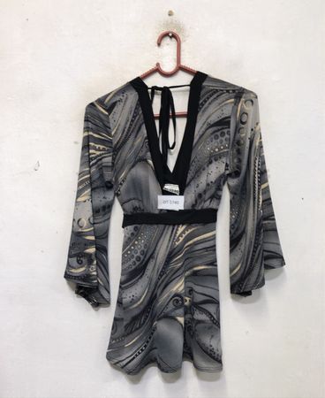 KDK London Damen Graues gemustertes V-Ausschnitt Kleid mit Bindegürtel