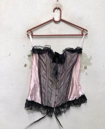 Rosa und schwarzes Spitzen-Corsett