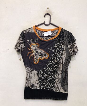 T-Shirt mit gestickter Insektengrafik