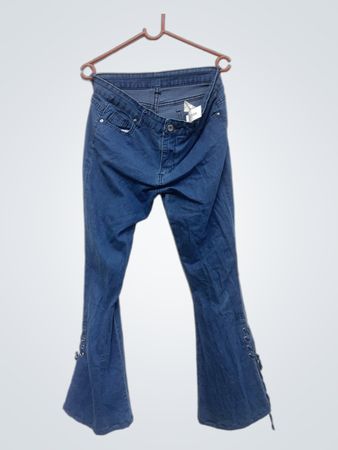 Blaue, ausgestellte Jeans mit Schnürdetails