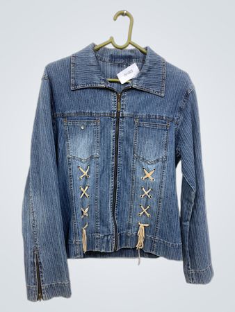 Blaue Denimjacke mit Schnürdetail