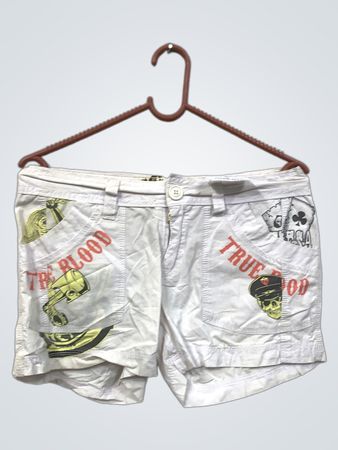 Weiße Shorts mit "TRUE BLOOD" Grafikdruck