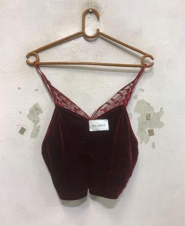 Samt-Cami-Top mit Spitzen-Schmetterlingsdetail
