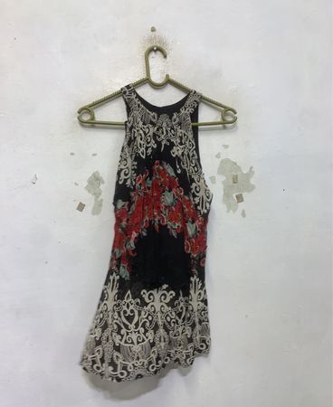Schwarzes ärmelloses Oberteil mit Blumenmuster und Spitzenbesatz