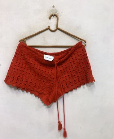Orange Häkelshorts mit Quasten