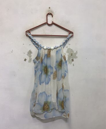 Damen Tanktop mit Blumenmuster und blauen Akzenten sowie Knöpfen