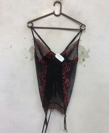 Schwarze und rote Spitzen-Cami mit dem Etikett AS-NT-411