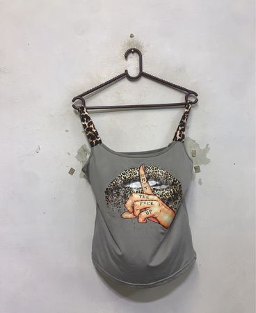 Graues Tanktop mit Leopardenmuster-Trägern und GrafiPrint auf der Vorderseite.