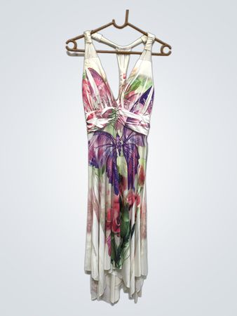 Weißes Kleid mit buntem Blumen- und Schmetterlingsdruck.