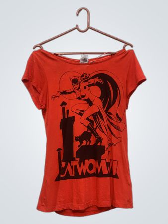 Rotes T-Shirt mit Catwoman-Grafik