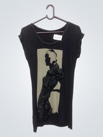 Schwarzes T-Shirt mit Silhouetten-Grafik und Schleifen-Detail