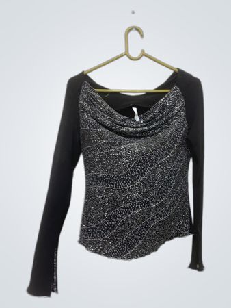 Schwarzes Langarmoberteil mit Wasserfallausschnitt und glitzerndem Muster