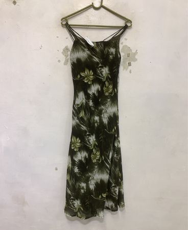 Grünes Blumendruck-Slipkleid