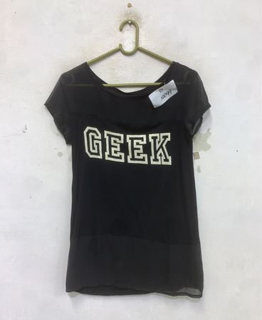 Schwarzes T-Shirt mit "GEEK" Grafik