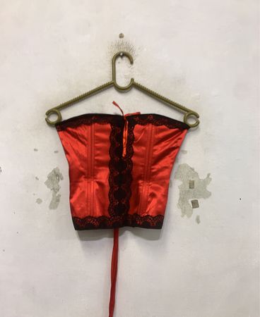 Roter Korsett mit schwarzem Spitzenbesatz