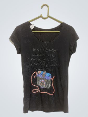 Schwarzes T-Shirt mit Kamera-Grafik und Text