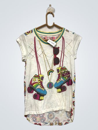 Weißes T-Shirt mit Grafik von Rollschuhen und Sonnenbrille