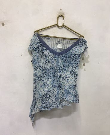 Blaues Blumenmuster V-Ausschnitt Top