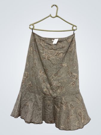 Brauner bestickter Rüschensockel