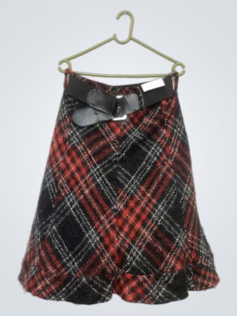Roter und schwarzer Karorock mit Gürtel