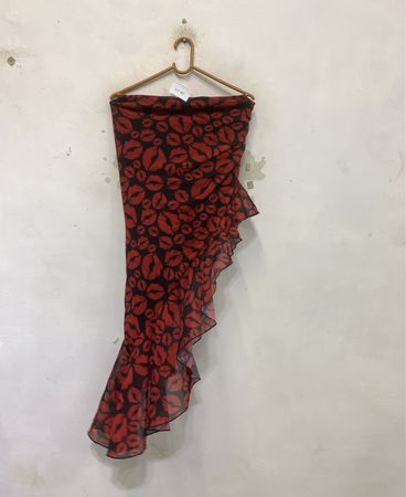 Rote und schwarze Lippen Druck Rüschensrock