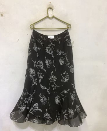 Schwarzer Midi-Rock mit floraler Druckgestaltung und Rüschensaum
