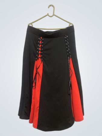 Schwarzer und roter Schnürrock