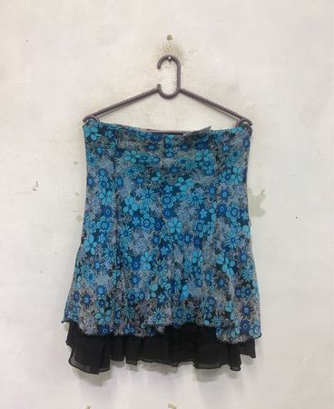 Blauer Blumenmusterrock mit schwarzem Volantsaum