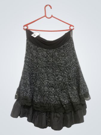 „Schwarze Skirt mit Spitzenbesatz“