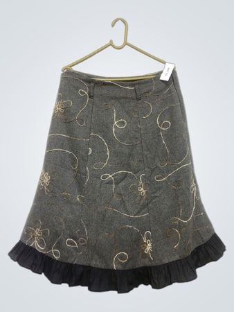 Grau bestickter A-Linien-Rock mit schwarzem Volantabschluss